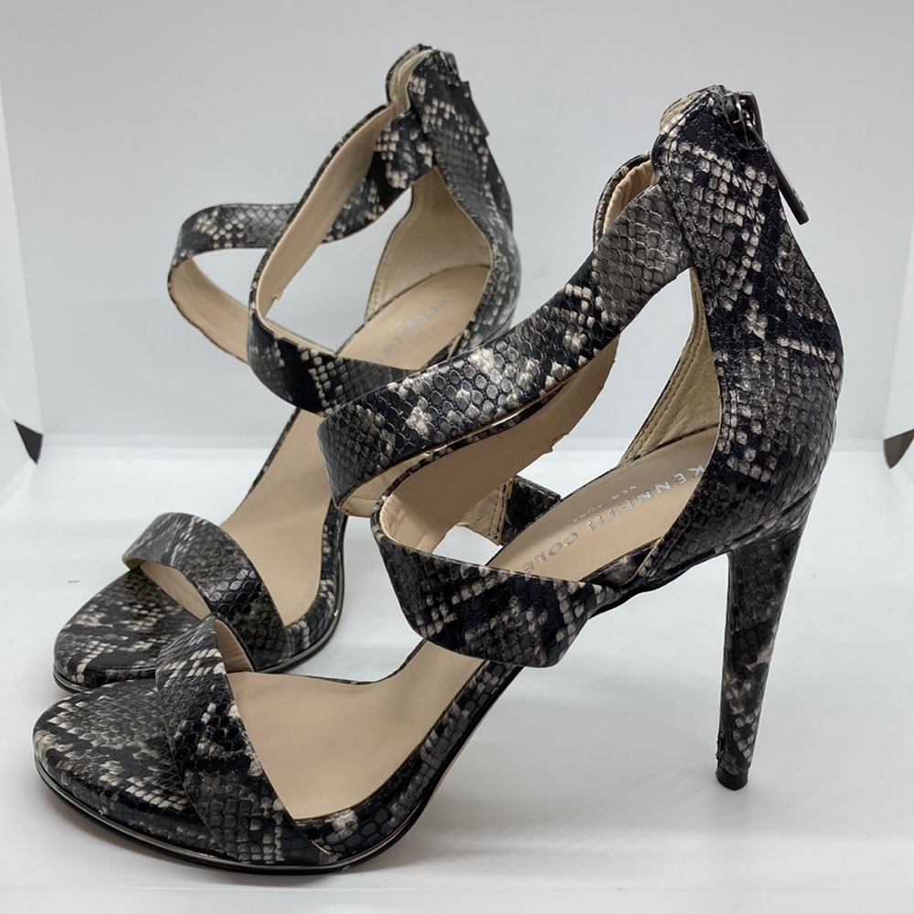 Kenneth Cole Women’s Brooke Cross Sandal Snakeskin pattern- Size 7.5